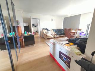 Dit gezellige appartement is ideaal gelegen vlakbij het centrum van Roeselare. Bij het binnenkomen tref je een inkomhal die leidt naar een...