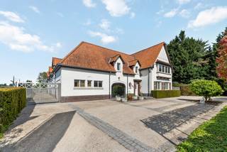 Statige vrijstaande woning met een uitzonderlijke uitstraling, een villa met een uniek karakter die onmiddellijk in het oog springt, zelfs achter...