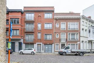Gelijkvloers 1-slaapkamerappartement met grote tuin te huur bij het President Rooseveltplein te Kortrijk. Dichtbij de Grote Markt, de Verlaagde Leieboorden en het centrum alsook het station. <br /><br />INDELING: <br />inkomhal - leefruimte met volledig geïnstalleerde open keuken - aangenaam terras met grote tuin - gastentoilet - badkamer met lavabomeubel en ligbad/douche - ruime slaapkamer - bergruimte met aansluiting voor wasmachine. <br /><br />ALGEMEEN: <br />- centrale ligging<br />- inclusief kelder- en fietsenberging<br />- tuin<br />- voorschot gemeenschappelijke kosten: € 50,00/maand<br /><br />Interesse? Vraag snel een bezoek aan via www.dewaele.com.