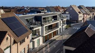 Nieuwbouw appartement (76,97m²) met 1 slaapkamer. Centrale ligging in Meulebeke: op 20m van de markt en dichtbij winkels en recreatiedomein Ter Borcht. Het appartement is volledig instapklaar: geschilderd, voorzien van gordijnen. <br />Zonnepanelen aanwezig. Verwarming op aardgas. <br />6% verlaagd btw tarief mogelijk!<br />Voor meer info, contacteer ons kantoor: 051/40 40 10 of www.vlaemynck.be