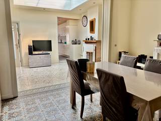 Heel gezellige en instapklare rijwoning met schitterende mobi-score te Kortrijk, omvattende o.a. op het GELIJKVLOERS:<br />*Inkomhal<br />*Gastentoilet<br />*Ruime lichtrijke en knusse leefruimte<br />*Ruime keuken met eetplaats en gasfornuis<br />*Ruime tuin<br />*Badkamer met ligbad, douche en lavabomeubel<br />1<sup>ste</sup> VERDIEP:<br />*2 slaapkamers<br />ZOLDER:<br />* 2 slaapkamers<br /><br />Divers: Nabij het station en winkelstraat. Centrale verwarming op aardgas. PRACHTKOOP<br />Grondoppervlakte ca.200 m². Bruikbare vloeroppervlakte ca.100m² (indicatief volgens het EPC). EPC 480kWh/m² - Label E - P-score en G-score: D. Bevindt zich niet in een risicozone voor overstromingen.