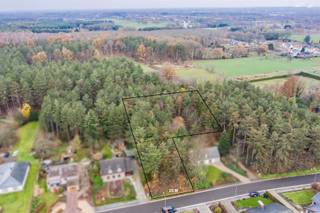 <p>Deze bouwgrond gelegen in de Hommelbeek is de uitgelezen kans voor een gezin met kinderen of voor wie graag in alle stilte centraal wil genieten.</p>
<p><strong>Specificaties van het perceel:<br /></strong>- Bouwgrond van 10 are 76 centiare (E1632m)<br />- Achterliggende bosgrond van 24 are 28 centiare (inclusief de verkoopprijs) (E1632d2)<br />- Maximale bouwdiepte van 17 meter<br />- Minimaal 3 meter te bouwen van de zijdelingse perceelsgrens<br />- Te bouwen 12 meter uit de as van de weg</p>
<p>Bomen op het perceel mogen verwijderd worden in functie van het bouwen van een woning. Bij de bouwvergunning zal een kapvergunning afgeleverd worden om de bomen te verwijderen die binnen de bouwzone staan en die de veiligheid in gedrang brengen rond de woning.</p>
<p><strong>Belangrijke troeven:<br /></strong>- Gelegen op 1,5 km van de markt van Tessenderlo-Ham<br />- Vlotte verbinding met de E313<br />- Alle faciliteiten en voorziening van Tessenderlo-Ham op fietsafstand<br />- Residentiële ligging<br />- Nabij natuurreservaat Gerhagen<br /><br />Interesse?<br />Maak snel uw afspraak via 013 66 62 08 of info@immovl.be.</p>