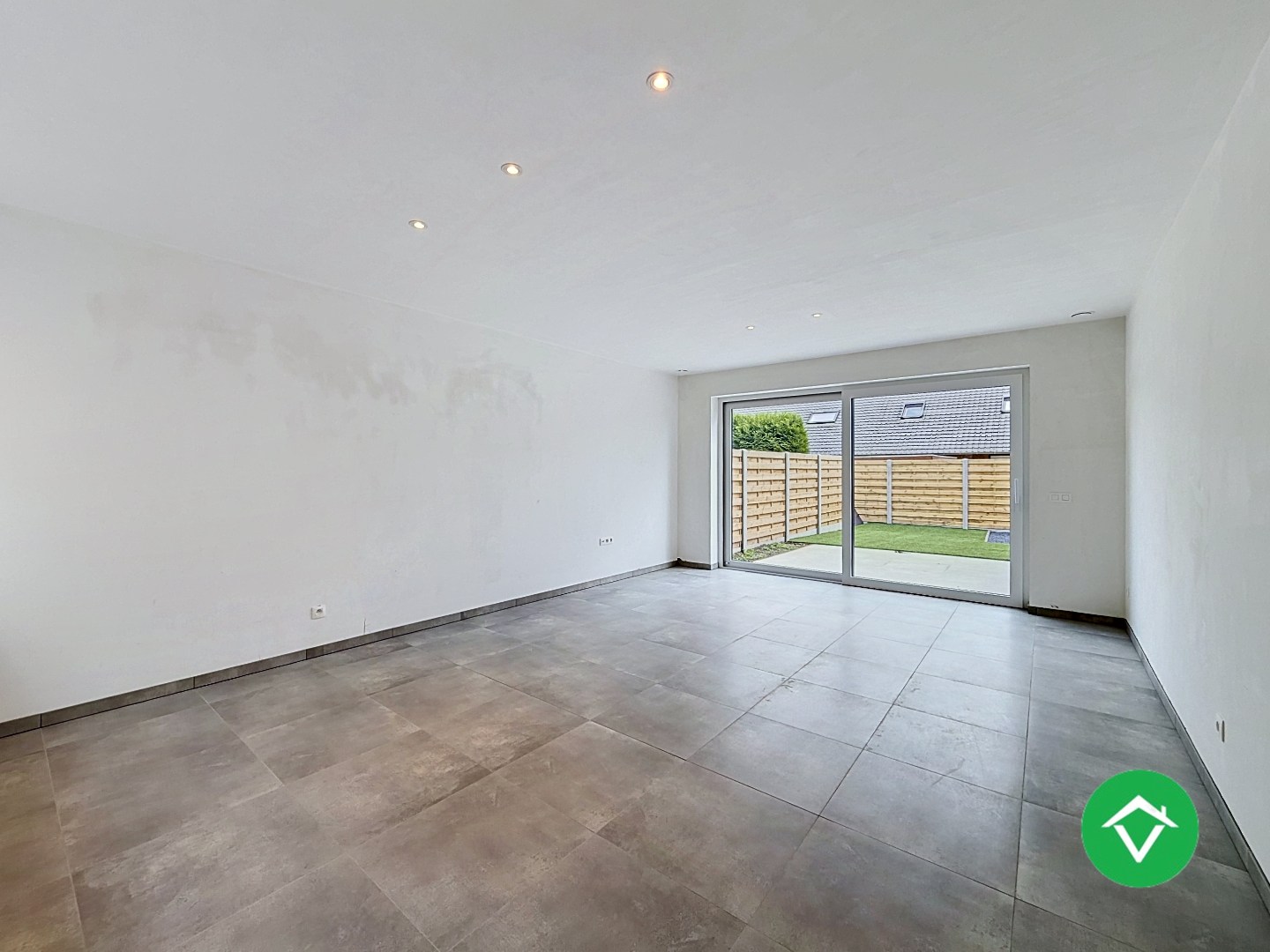 Centraal gelegen nieuwbouwwoning met 3 slaapkamers, tuin en overdekte autostaanplaats - foto 2