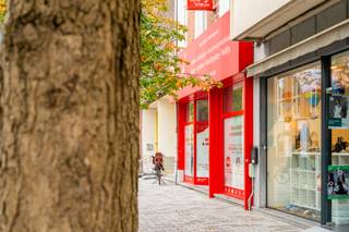 Ontdek deze karaktervolle eigendom met uitzonderlijk projectpotentieel in de levendige Stationstraat van Sint-Niklaas.Dankzij de dubbele toegang...