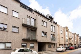 Ontdek dit recente en energiezuinige appartement, ideaal gelegen in het hart van Aalst. Dankzij de centrale ligging bevinden de Grote Markt, winkels, supermarkten en het openbaar vervoer zich op wandelafstand, terwijl de E40 richting Brussel en Gent vlot bereikbaar is. <br /><br />Het appartement bevindt zich op de eerste verdieping van een verzorgd gebouw met lift en biedt een aangename, hedendaagse woonomgeving. De indeling omvat een lichtrijke leefruimte met open, volledig geïnstalleerde keuken en aansluitende praktische bergruimte. Verder beschikt het appartement over een apart toilet, een ruime slaapkamer en een ensuite badkamer met wastafel en ligbad met douchefunctie. <br /><br />Vanuit de leefruimte geniet u bovendien van toegang tot een bijzonder ruim terras, een absolute troef van deze woning. Naast de interne bergruimte beschikt het appartement ook over een privatieve kelderberging en een staanplaats. <br /><br />Het appartement is momenteel verhuurd en vormt daardoor een interessante opportuniteit voor investeerders die op zoek zijn naar een instapklaar en centraal gelegen opbrengsteigendom met een bestaande huurder. De huidige huurprijs bedraagt € 778 per maand, zonder gemeenschappelijke lasten.