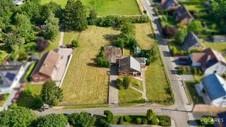 Kijkdag 1 juli – Reserveer uw tijdslot via www.polares.eu<br /><br />Bent u op zoek naar rust, ruimte en tal van mogelijkheden? Dan is deze alleenstaande woning in Scherpenheuvel-Zichem zeker een bezoek waard.<br /><br />De woning beschikt over een bewoonbare oppervlakte van ca. 130 m² en omvat een gezellige leefruimte, een functionele keuken, twee slaapkamers en een badkamer met douche. Dankzij het EPC-label D geldt er momenteel geen renovatieverplichting.<br /><br />Een absolute troef is de ruime werkplaats/garage van maar liefst 100 m², voorzien van een elektrische poort.<br /><br />De woning is volledig onderkelderd met een kruipkelder, wat zorgt voor extra technische en praktische mogelijkheden.<br /><br />Gelegen op een prachtig perceel van 40a 47ca geniet u van maximale privacy en een groene omgeving. De ligging in een doodlopende straat garandeert bovendien een rustige en veilige woonomgeving met weinig verkeer.