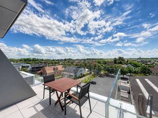 Schitterend duplexappartement, gelegen in een recente (nieuwbouw) villaresidentie binnen het wooncomplex Sailors' Park. Dankzij de uitstekende ligging, op wandelafstand van de jachthaven, de waterlijn en het strand, geniet u hier van een unieke combinatie van rust, comfort en een hoogwaardige woonomgeving. Deze verkoop valt onder registratierechten.<br />De lichtrijke leefruimte en open, volledig ingerichte keuken geeft rechtstreeks uit op het ruime zonneterras, waar u geniet van een prachtig open uitzicht over het hinterland. Op deze verdieping bevindt zich een slaapkamer, een afzonderlijke badkamer met inloopdouche, een apart toilet en een wasplaats. Via de vaste trap bereikt u de bovenverdieping, waar zich een ruime slaapkamer met een en-suite badkamer bevindt, uitgerust met een vrijstaand ligbad, wastafel en toilet. Vanuit deze verdieping heeft u bovendien toegang tot een tweede, dakterras, waar u de hele dag in alle privacy van de zon en het panoramische uitzicht kunt genieten.<br />Het appartement beschikt bovendien over twee fietshaken in de gemeenschappelijke ondergrondse fietsenberging. Daarnaast bestaat de mogelijkheid om een ruime ondergrondse garagebox op niveau -2 aan te kopen,  (3,96 m x 6,99 m).<br />Het complex biedt een een privatieve recreatiezone met diverse ontspanningsmogelijkheden zoals een verwarmd openluchtzwembad.