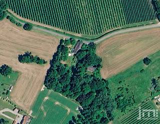 Deze unieke en uiterst sfeervolle woning combineert een uitzonderlijk ruimtegevoel met een idyllische, groene ligging. Dankzij de grote raampartijen, de prachtige open vide, een conforme elektriciteitskeuring (de laatste aanpassingen worden momenteel uitgevoerd) en een gunstig EPC-label C (geen renovatieverplichting!) geniet u hier van modern comfort in combinatie met veel privacy en lichtinval.<br /><br /><strong>Indeling:</strong><br />Via de inkomhal met gastentoilet betreedt u het gelijkvloers. Aan de achterzijde bevindt zich de uiterst gezellige en open leefruimte. Blikvanger is hier de imposante vide die zorgt voor een uniek en open ruimtegevoel. Grote raampartijen en een prachtige boogpui garanderen de hele dag door een overvloed aan natuurlijk licht en bieden direct zicht op het terras en de ecologische tuin. De houtkachel zorgt hier ook voor een bijkomende aangename warmte. Aansluitend bevindt zich de rustieke eethoek en de volledig geïnstalleerde, open keuken. Vanuit de keuken bereikt u de praktische berging en de wasplaats.<br />De gezellige veranda/serre vormt een perfecte overgang tussen binnen en buiten. Aan de voorzijde beschikt de woning over een uitzonderlijk grote, multifunctionele hobbyruimte.<br />Op de eerste verdieping geeft de nachthal toegang tot de bureau-/kantoorruimte op de open vide. Verder bereikt u vier volwaardige slaapkamers, een apart toilet en een eerste badkamer uitgerust met lavabo en douche. Aan het einde van de nachthal bevindt zich de mooie master bedroom met een aansluitende, tweede badkamer voorzien van een dubbele lavabo en ligbad.<br /><br /><strong>Buitenruimte:</strong><br />De absolute parel van deze eigendom is de prachtig aangelegde, parkachtige tuin op een rustige locatie. U geniet hier in alle rust op het sfeervolle zonneterras met schaduwdoek, onder de volwassen bomen op een van de vele idyllische zithoekjes of aan de poel. Het perceel is bovendien voorzien van een vrijstaande garage en een extra stalling/bijgebouw. Er is tevens voldoende parkeergelegenheid op het eigen terrein.<br /><br />De aanwezige zonnepanelen en zonneboiler zorgen tot slot voor een duurzame en energiezuinige ondersteuning van de woning.<br /><br /><strong>Troeven:</strong><br />Energiezuinig & Instapklaar: Gunstig EPC-label C (geen renovatieverplichting) en een volledig conforme elektrische installatie conform AREI.<br />Uitzonderlijk ruim (294 m²): Maar liefst 5 slaapkamers én een riante, multifunctionele hobbyruimte op het gelijkvloers.<br />Unieke architectuur: Prachtige open vide, sfeervolle veranda en een indrukwekkende boogpui met enorm veel lichtinval.<br />Idyllisch perceel: Prachtige ecologische tuin met zonneterras, volwassen bomen en een vrijstaande garage met stalling.<br /><br /><span><em>*De vermelde oppervlaktes zijn indicatief. JM Vastgoed kan niet verantwoordelijk gesteld worden voor de juistheid van de verstrekte gegevens.</em></span>