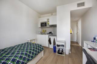 <p>Deze instapklare studentenkamer in Brussel is gelegen in een residentie die in 2017 volledig werd gerenoveerd volgens de geldende normen en bevindt zich in een levendige en vlot bereikbare buurt. Dankzij de strategische ligging op wandelafstand van het station Brussel-Zuid vormt deze studentenkamer een ideale uitvalsbasis voor studenten die comfort en bereikbaarheid willen combineren.</p><p>De omgeving biedt een uitstekende connectiviteit met verschillende vormen van openbaar vervoer, waaronder metro, tram, bus en trein. Daarnaast bevinden winkels en het stadscentrum zich in de onmiddellijke nabijheid, wat het dagelijks leven bijzonder praktisch maakt.</p><p>De kamer is gelegen op de vierde verdieping van een verzorgd gebouw dat voorzien is van een lift en professioneel wordt beheerd. Bij het betreden van de kamer kom je in een inkomhal met vestiairehoek, die toegang geeft tot de verschillende functies van de ruimte.</p><p>De woon- en slaapruimte is praktisch ingericht en biedt voldoende comfort voor dagelijks gebruik. De kitchenette is functioneel en compact, waardoor koken eenvoudig en efficiënt verloopt. De private douchekamer met toilet zorgt voor extra privacy en gebruiksgemak.</p><p>De residentie beschikt over diverse gemeenschappelijke faciliteiten, waaronder een ontspanningsruimte waar bewoners kunnen samenkomen, een afvalruimte en een wasruimte die het dagelijkse comfort verhogen.</p><p>Dankzij de recente renovatie en de conforme inrichting is deze studentenkamer onmiddellijk instapklaar en geschikt voor verhuur. Dit maakt het een interessante keuze voor investeerders die op zoek zijn naar een eigendom met aantrekkelijk rendementspotentieel.</p><p>In hetzelfde gebouw zijn meerdere entiteiten beschikbaar, wat bijkomende opportuniteiten biedt voor wie zijn vastgoedportefeuille wil uitbreiden.</p><p>Deze studentenkamer combineert een centrale ligging, moderne afwerking en praktische voorzieningen. Ontdek de mogelijkheden en plan een bezoek.</p>