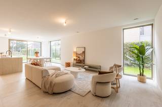 Ruime HOB nieuwbouwwoning met 3 slaapkamers ,  luxueus afgewerkt .<br /><br />Indeling : Inkomhal , apart toilet , berging , woonkamer met open keuken , terras en tuin . <br />Verdiep : 3 ruime slaapkamers waarvan 1 met dressing , badkamer met bad en douche  , apart toilet , berging . <br /><br />Oprit met inpandige carport . <br />Tuin aangelegd + terras voorzien .<br />Vloerverwarming + warmtepomp .<br />11 Zonnepanelen voorzien . <br />Garage/tuinberging bereikbaar via achtergelegen straat .<br />Pre-airco installatie .<br />Woning is volledig geschilderd .<br /><br />Maak snel een afspraak om deze unieke woning te bezoeken . <br /><br /> 