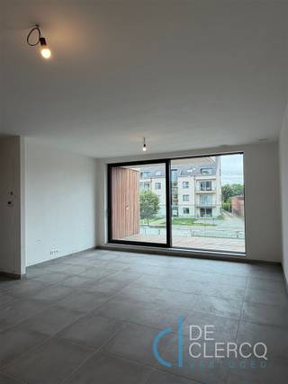 <p><span>Dit compleet nieuwbouw appartement zal volledig instapklaar afgewerkt worden en tot in de puntjes geschilderd zodat u enkel nog naar eigen wens hoeft in te richten.</span></p><p><span>Het appartement wordt betreden langs de inkomhal met toilet en techniekenruimte met wasplaats. De leefruimte is voorzien van een raamwand waardoor er zeer veel natuurlijk lichtinval is. De open keuken is modern afgewerkt met licht kleurige materialen zodoende het appartement een frisse look heeft en steeds tijdloos met elk interieur meegaat. Het schuifraam in de living geeft uit op het terras afgewerkt met warme houttint en een modern glazen balkon. Met het uitzicht op de voorkant van de straat kijkt u steeds op een levendige buurt. Verder is er een gloednieuwe badkamer met inloopdouche,  lavabomeubel en spiegelkast aanwezig alsook 2 slaapkamers met ingemaakte dressingkasten. Tot slot wordt het appartement aangevuld met een handige kelderberging én ondergrondse autostaanplaats.</span></p><p><span>Het appartement voldoet geheel aan de nieuwste energievereisten zoals vloerverwarming met warmtepomp (ook koelende functie), ventilatie en zonnepanelen: EPC A, e-peil 30!</span></p><p><span>De ligging is uitstekend in het centrum van Lochristi recht tegenover een grote supermarkt, alle nodige voorzieningen op fietsafstand en een goede busverbinding!</span></p><p><span>De maandelijkse huurprijs van dit instapklaar appartement inclusief staanplaats én gemeenschappelijke kosten bedraagt 1.200 euro. VRIJ vanaf 1 oktober 2026.</span></p><p><span>Wordt u de eerste inwoner van dit prachtig knus appartement? Maak nu uw afspraak via anais@vastgoed-dc.be of via de website! </span></p>