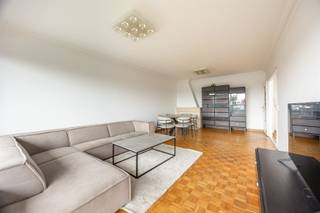 <p><span>Ben je op zoek naar een praktisch ingedeeld en lichtrijk appartement in een groene omgeving? Dit appartement op de 5e verdieping aan het Leiebos 31 in Merksem combineert een mooi uitzicht, een riant terras én een inbegrepen ondergrondse autostaanplaats.</span></p><p><span>De highlights:</span></p><ul><li><span>Terras over de volle lengte</span></li><li><span>Lichtrijke leefruimte</span></li><li><span>2 volwaardige slaapkamers</span></li><li><span>Ondergrondse staanplaats aan te kopen aan 13.000 EUR</span></li></ul><p><span>Indeling:</span><span> Je komt binnen via de inkomhal die toegang geeft tot de ruime en aangename leefruimte. Zowel vanuit de leefruimte als vanuit de slaapkamers stap je zo het brede terras op dat zich over de gehele lengte van het appartement strekt. De aansluitende keuken is functioneel ingericht.</span></p><p><span>Verder beschikt het appartement over twee slaapkamers, een badkamer met ligbad en een apart toilet. De badkamer heeft al wat jaartjes op de teller, maar biedt een prima basis om op eigen tempo te vernieuwen naar eigentijds comfort. In de ondergrondse garage bevinden zich de private autostaanplaats en kelderberging.</span></p><p><span>Buurt:</span><span> Het Leiebos staat gekend om zijn rustige, groene ligging met een uitstekende bereikbaarheid. Winkels, scholen en openbaar vervoer bevinden zich op korte afstand. Met de wagen bereik je binnen enkele minuten de Antwerpse Ring en belangrijke invalswegen.</span></p><p><span>Gemeenschappelijke kosten: </span></p><p><span>Algemene kosten 136,76 EUR / maand</span></p><p><span>Sparen / Reservekapitaal 32,29 EUR / maand</span></p><p><span>Privatief verbruik 66,96 EUR / maand</span></p><p><span>Interesse in een bezoek? Neem contact op via 03/646.66.55 of lynn@sinjoor.be!</span></p>