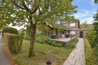 Deze te renoveren woning is gelegen aan de rand van het bos, in een rustige en landelijke omgeving. De charmante woning is omgeven door een tuin en geniet vooraan van een prachtig landelijk uitzicht.<br /><br />De indeling is als volgt: een inkomhal met gastentoilet en trap, een lichtrijke ruime gezellige leefruimte met mooi zicht op de tuin rondom. Daarnaast bevindt zich de keuken met aansluitend een berging en een wasplaats met douche. Via de keuken heeft men rechtstreeks toegang tot de Zuidgerichte tuin met terras. <br />Op de eerste verdieping bevinden zich vier slaapkamers, waarvan drie volwaardige en één kleinere slaapkamer. Verder is nog een vernieuwde badkamer, uitgerust met ligbad, toilet en lavabo.<br />Op het ingesloten terras achteraan is het zalig genieten. Daarnaast is er ook nog een tuinberging. <br /><br />Contacteer PERSPECTIEF VASTGOED – 7 op 7 bereikbaar – voor meer informatie of een bezoek.<br />Bel 050/550.750 of mail naar info@perspectiefvastgoed.be.