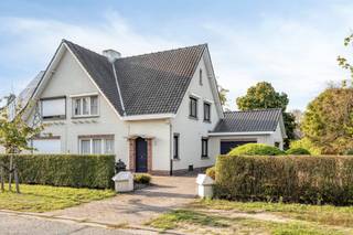 <p>Deze verzorgde, te renoveren <strong>halfopen bebouwing</strong> is een fijne gezinswoning met heel wat potentieel. Met <strong>153 m² bewoonbare oppervlakte</strong>, een <strong>perceel van 667 m²</strong>, een <strong>garage</strong> en een <strong>grote tuin</strong> is er hier alvast geen gebrek aan ruimte. De woning is te renoveren, maar biedt een goede basis om er helemaal uw eigen thuis van te maken.</p><p>Via de inkomhal met vestiaire komt u in de leefruimte. Dankzij de <strong>grote raampartijen</strong> valt er veel natuurlijk licht binnen en geniet u van een mooi zicht op zowel de voor- als achtertuin. De woonkamer sluit aan op de keuken, wat zorgt voor een praktische indeling van het gelijkvloers. Verder vindt u hier nog de badkamer en de garage. Die biedt niet alleen plaats voor een wagen, maar ook extra bergruimte.</p><p>Op de eerste verdieping zijn er <strong>drie volwaardige slaapkamers</strong>. Daarnaast is er een afzonderlijk gastentoilet.</p><p>Een leuke extra is de <strong>grote zolder</strong>. Die kan perfect gebruikt worden als <strong>bergruimte</strong>, maar biedt ook mogelijkheden voor bijvoorbeeld een hobbykamer, bureau of extra kamer, afhankelijk van uw wensen en plannen.</p><p>Ook de tuin is een echte troef. Met een <strong>perceel van 667 m²</strong> is er voldoende ruimte om te genieten van het buitenleven, te tuinieren of gezellig samen te zijn met familie en vrienden.</p><p>Een woning met een goede basis, veel buitenruimte en vooral heel wat mogelijkheden om er een warme en persoonlijke thuis van te maken.</p><p>Extra:<br />- EPC-score F (502 kWh/m²/jaar) -> renovatieverplichting!<br />- Perceelscore  A en gebouwscore A<br />- Niet gelegen in overstromingsgevoelig gebied, niet gelegen in afgebakende oeverzone of afgebakend overstromingsgebied<br />- Gelegen in woongebied, Gvkr, GVV, VG</p><p>Nabij school, winkels, autosnelweg, openbaar vervoer, etc. Voor meer info ga naar www.coenenvastgoed.be of bel 03/375.82.92</p>