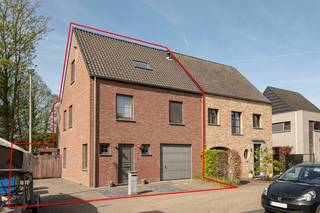 Droomt u van rustig wonen in een veilige, kindvriendelijke omgeving met alle comfort én uitstekende energiezuinigheid? Dan is deze verzorgde halfopen bebouwing in Grobbendonk, net over de grens met Pulle (Zandhoven), precies wat u zoekt.<br /><br />De woning is gelegen op het einde van een doodlopende straat, wat garant staat voor maximale rust en veiligheid. Alle voorzieningen zoals bakker, slager, supermarkt, apotheek, scholen en jeugdbeweging bevinden zich op fietsafstand. Bovendien geniet u van een uitstekende bereikbaarheid: binnen 10 minuten bereikt u zowel de E34 en E313 als het treinstation.<br /><br />Indeling:<br />Via de ruime inkomhal met ingemaakte kasten en gastentoilet betreedt u de woning. De lichtrijke leefruimte biedt voldoende plaats voor een gezellige zithoek en een grote eettafel. De volledig uitgeruste keuken beschikt over alle moderne toestellen (vaatwasser, oven, microgolf, inductiekookplaat en koelkast) en sluit aan op een praktische berging. Verder is er een inpandige garage met aansluiting voor wasmachine en droogkast.<br /><br />Op de eerste verdieping bevinden zich twee ruime slaapkamers en een comfortabele badkamer met dubbele lavabo, toilet, inloopdouche én ligbad.<br /><br />De zolderverdieping werd ingericht als een zeer ruime derde slaapkamer met ingemaakte kasten.<br /><br />Buitenruimte:<br />De onderhoudsvriendelijke, zuidwest georiënteerde tuin met overkapping is de ideale plek om te ontspannen en te genieten van de zon. Het bijgebouw van maar liefst 40 m² biedt tal van mogelijkheden: hobbyruimte, atelier of extra opslag.<br />Extra troeven:<br />23 zonnepanelen (± 9 kWp)<br />Vloerverwarming op het gelijkvloers<br />Radiatoren op de verdieping<br />Airconditioning in de slaapkamers<br />Energiezuinig: EPC A (score: 17)<br />Kortom: een instapklare, energiezuinige woning op een toplocatie voor wie comfortabel en rustig wil wonen met alle voorzieningen binnen handbereik.<br /><br />Ontdek deze woning nu al via de interactieve grondplannen met foto’s.<br />Surf naar www.wijns.be en klik op “virtueel bezoek”.<br /><br />📞 Voor meer informatie of een bezoek: 0473 33 33 33<br />✉️ philip@wijns.be