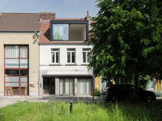 <strong>Uniek handelshuis met centrale ligging, bestaande uit een polyvalente kantoorruimte en een bovengelegen duplexappartement.</strong><br /><br /><em>Voor meer informatie kunt u mailen naar info@carloeggermont.be.</em><br /><br />Dit multifunctionele handelshuis is gelegen in de gegeerde Ekkergemwijk. Dankzij de goede bereikbaarheid bevindt dit pand zich op wandelafstand van de Coupure, de Watersportbaan en de belangrijkste straten en pleinen van de binnenstad.<br /><br />Een gemeenschappelijke inkomhal geeft op het gelijkvloers toegang tot de polyvalente kantoorruimte, die voorheen dienstdeed als bankkantoor. Deze ruimte bedraagt 69 m² en omvat een multifunctionele open ruimte met een achtergelegen, vernieuwde keuken, een apart toilet en toegang tot een stadskoer met berging.<br /><br />Op de eerste en tweede verdieping bevindt zich het duplexappartement, waarvan de bovenste verdieping volledig werd vernieuwd en een bijzondere ruimtelijkheid biedt. Op de eerste verdieping komen we binnen in de hal, die aan de voorzijde plaats biedt aan de eet- en leefruimte met keuken. Aan de achterzijde bevinden zich een ruime slaapkamer en een aparte badkamer.<br />Op de bovenste verdieping bevindt zich een bijzonder lichtrijke leefruimte dankzij het grote raam. Achter deze ruimte vinden we de tweede slaapkamer, eveneens voorzien van een ensuite badkamer met inloopdouche en wastafel.<br /><br />Het beperkte aantal entiteiten (een handelspand en een duplexappartement) en het feit dat beide units recent volledig in orde werden gezet, zorgen voor enkele uitgesproken voordelen: vrijwel geen toekomstige investeringen, lage maandelijkse kosten en een uitgesproken privatief karakter.<br /><br />Beide entiteiten beschikken over afzonderlijke tellers en kunnen ook afzonderlijk aangekocht worden (basisakte in opmaak).<br /><br /><strong>Kortom, de perfecte opportuniteit voor investeerders, ouders van studerende kinderen of young professionals die op zoek zijn naar een combinatie van wonen en werken.</strong><br /><br /><em>EPC's:<br />Handelspand: EPC-label C<br />Duplexappartement: EPC-label B</em>
