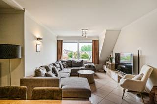 <p><span>Perfect instapklaar appartement, gunstig gelegen nabij het landelijke dorpscentrum van Putte.</span></p><p><span> </span></p><p><span>Dit knap appartement met 2 slaapkamers is gelegen op de tweede verdieping van een recente residentie, bouwjaar 2002, en is vlot toegankelijk via lift of trap. Het appartement is functioneel ingedeeld en werd afgewerkt met duurzame materialen en steeds met de grootste zorg onderhouden. Grote raampartijen zorgen voor veel lichtinval. De woonkamer en halfopen keuken bieden een gezellige thuis, met aansluitend een mooi terras. De ruime inkomhal / nachthal biedt toegang tot twee slaapkamers, een gastentoilet, een CV-ruimte en een badkamer met ligbad, douche en bidet. Een berging/wasruimte maakt het geheel compleet. Extra stockageruimte is voorzien in de ruime bergzolder, bereikbaar via schuiftrap. Parkeergelegenheid is gegarandeerd dankzij de ondergrondse, privatieve autostaanplaats - inbegrepen in de vraagprijs.</span></p><p><span> </span></p><p><span>Dankzij de gunstige ligging pal in het aangename centrum zijn winkels, scholen, een wekelijkse markt en openbaar vervoer op wandelafstand te bereiken.</span></p><p><span> </span></p><p><span>Op zoek naar een mooi appartement of een ideale investering ? Mis deze kans niet en contacteer ons via 015/755 444 of info@immovercammen.be .</span></p><p><span> </span></p>
