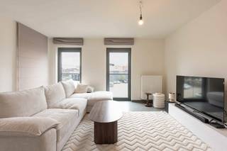 Leopoldlaan 95.2 - Dit stijlvol appartement maakt deel uit van de residentie "Mechelse Poort" en geniet van een uitstekende ligging op wandelafstand van het Vredesbos, supermarkten, winkels, openbaar vervoer en het stadscentrum van Dendermonde.
Het appartement beschikt over een inkomhal, lichtrijke leefruimte met een open volledig ingerichte keuken en toegang tot het gezellig terras. 1 slaapkamer met aansluitende badkamer met douche. In het appartement zelf is er ook nog een praktische berging met aansluiting voor een wasmachine.
Dankzij de grote raampartijen, doordachte indeling en het gunstige EPC-label A, geniet u van een comfortabele en energiezuinige woonomgeving.
Ideaal voor alleenstaanden, koppels of als interessante investering.
Het appartement is momenteel verhuurd tot 31/12/2028.
Interesse? Neem contact op voor meer informatie of een bezoek ter plaatse.