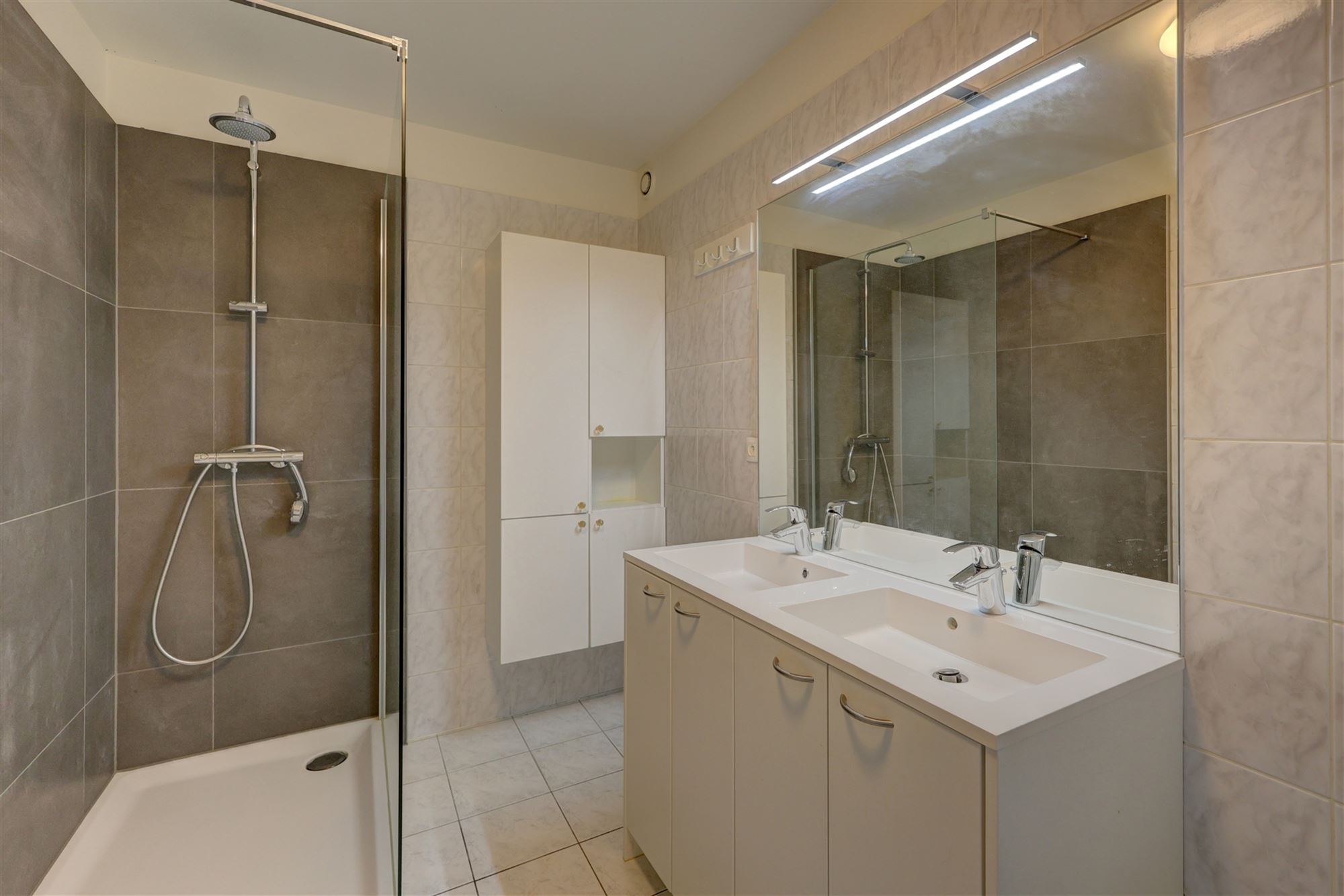 Instapklaar 2-slaapkamerappartement met leuk terras te Linkeroever - foto 5