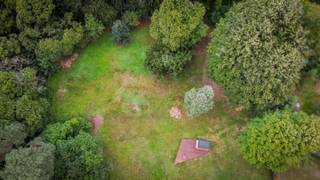 Deze prachtige bouwgrond is gelegen op ongetwijfeld één van de mooiste residentiële locaties rond Leuven. De strategische ligging te Oud-Heverlee op een steenworp van het Zoet Water, Heverleebos en Doode Bemde zijn unieke eigenschappen.<br />Een unieke troef is de specifieke ligging in tweede lijn wat voor extra privacy en rust zorgt.<br />Een private toegangsrit naar uw discreet gelegen droomwoning zorgt voor een zeer statige uitstraling.<br />Momenteel zijn er reeds vergunde plannen uitgewerkt door inclusief architecten dewelke steeds op aanvraag in te kijken zijn.<br />Laat de beelden voor zich spreken en contacteer ons voor een bezoek ter plaatse. info@covas.be // 016 40 60 20 // www.covas.be