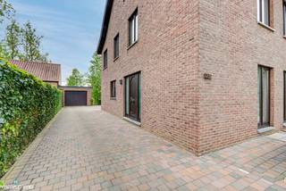 VOLLEDIG ONDERKELDERDE WONING MET 3 TOT 5 SLAAPKAMERS, GARAGE EN ZICHT OP HET GROEN TE KLEINE-SPOUWEN<br /><br />*** Bekijkt u deze woning via een aanverwante website? Surf dan naar https://matisimmo.be/nl/aanbod/4374368/eengezinswoning-te-koop-in-3740-bilzen-hoeselt en klik op volgende link voor het INTERACTIEF GRONDPLAN: https://grondplan.matisimmo.be/grondplan/?map=BilzenRiemsterweg237 ***<br /><br />Deze ruime woning bevindt zich aan de Riemsterweg 237 te Kleine-Spouwen, een deelgemeente van Bilzen. Deze locatie is erg geliefd omwille van haar vlotte bereikbaarheid naar omliggende dorpen en steden. Het stadscentrum van Bilzen bevindt zich op slechts 5 minuten rijden en ook de bruisende stad Maastricht is bereikbaar op amper 20 minuten rijden. Daarnaast bevinden allerhande faciliteiten zoals een buurtwinkel, bakker, school en openbaar vervoer zich in de nabije omgeving.<br /><br />De woning biedt tal van mogelijkheden naar modernisering en uitbreiding toe. Bovendien werd het dak vernieuwd in 2023, wat reeds een belangrijke meerwaarde vormt.<br /><br />Bij het betreden van de woning komen we terecht in de inkomhal, waar zich de trap naar de eerste verdieping en de kelder bevindt. Verder geeft de inkomhal toegang tot de ruime lichtrijke woonkamer en de aparte keuken. Dankzij de grote raampartijen geniet de woonkamer van veel natuurlijk daglicht. Aansluitend bevindt zich de ruime keuken, die toegang biedt tot de berging met apart toilet en tot de tuin.<br /><br />Op de eerste verdieping bevinden zich een ruime nachthal, drie slaapkamers, een bureauruimte en de badkamer. De badkamer is uitgerust met een enkele lavabo, douchecabine en toilet.<br /><br />Verder bestaat er de mogelijkheid om in de bureauruimte een vaste trap naar de zolderverdieping te voorzien, waardoor deze ruimte mooi geïntegreerd kan worden met de nachthal en de zolder optimaal benut kan worden als extra woon- of multifunctionele ruimte.<br /><br />De ruime zolder, momenteel bereikbaar via een zolderluik, biedt bovendien tal van mogelijkheden voor het creëren van extra slaapkamers of een multifunctionele ruimte, waardoor de woning uitbreidbaar is tot vijf slaapkamers.<br /><br />Daarnaast is de woning volledig onderkelderd, wat zorgt voor heel wat extra bergruimte en praktische mogelijkheden.<br /><br />Tot slot beschikt de woning over een losstaande garagebox en een onderhoudsvriendelijke tuin met een aangenaam zicht op het groen van Kleine-Spouwen.<br /><br />Voor meer informatie of een bezoek ter plaatse kan u vrijblijvend contact opnemen met ons kantoor via 089/44.00.00 of info@matisimmo.be.<br /><br />De vermelde woonoppervlakte is steeds de bruikbare vloeroppervlakte overgenomen uit het EPC-verslag.<br /><br /><em>Bestuursmaatregelen in het maatregelenregister: nee</em><br /> 