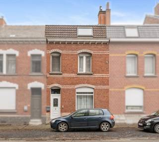<p>Ideaal gelegen, dicht bij alle voorzieningen en op twee passen van Les Bastions, bestaat deze te moderniseren woning uit het volgende:</p>
<p></p>
<p>Op de begane grond: Een inkomhal, een mooie woonkamer (salon/eetkamer), een ingerichte keuken met eetruimte, een wasruimte, een slaapkamer en een badkamer.</p>
<p>Op de verdieping: Twee slaapkamers, een waterkamer en toegang tot een zolder die kan worden ingericht als extra slaapkamer.</p>
<p>In de kelder: Twee droge kelders.</p>
<p></p>
<p>Buiten bestaat het geheel uit een koer en een tuintje langs de garage die toegankelijk is via de achterzijde, evenals een private parkeerplaats aan de achterkant.</p>
<p></p>
<p><span><b>TECHNIEK:</b></span> Centrale verwarming op gas (twee ketels), PVC/houten ramen met dubbele beglazing en rolluiken, boiler, regenwatertank (10.000 L), aansluiting op de riolering.</p>