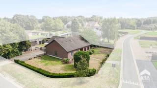 [[ DIT PAND NEEMT DEEL AAN DE ERA OPEN HUIZEN DAG OP 19/9 VAN 13:00 TOT 14:00 ]]
<p>Deze vrijstaande woning ligt op een rustige locatie in een woonkern van Gruitrode, tussen Opglabbeek en en het centrum van Gruitrode. Je woont hier vlak aan het bos en op korte afstand van het fietsroutenetwerk. Een mooie omgeving voor wie rustig en groen wil wonen, met toch alles binnen handbereik.</p>

<p>De woning dateert van 1975 en staat op een ruim perceel van 10a98ca. Met maar liefst 222 m² bewoonbare oppervlakte en de volledige woonfunctie op het gelijkvloers, biedt deze woning opvallend veel ruimte zonder trappen. Je beschikt over drie slaapkamers, een ruime en lichtrijke living, keuken, badkamer met douchebad, wasplaats en berging. Ook de zolder zorgt voor extra stockageruimte. De woning is volledig te renoveren, maar biedt daardoor de mogelijkheid om ze helemaal naar eigen wensen en behoeften in te richten. Er is een pannendak, houten ramen met zowel enkele als dubbele beglazing en een stookolieketel. EPC-label E.</p>

<p><strong>Enkele troeven:</strong></p>

<ul><li><strong>Volledig gelijkvloers:</strong> maar liefst 222 m² bewoonbare oppervlakte zonder trappen, ideaal voor comfortabel en levenslang wonen.</li><li><strong>Ruim perceel:</strong> gelegen op een perceel van 10a98ca met heel wat mogelijkheden.</li><li><strong>Rustige, groene ligging:</strong> vlak aan het bos en nabij het fietsroutenetwerk.</li><li><strong>Praktische indeling:</strong> 3 slaapkamers, een ruime living, keuken, wasplaats, berging en zolder.</li><li><strong>Veel renovatiemogelijkheden:</strong> een ruime woning die je volledig naar eigen smaak kunt vernieuwen.</li></ul>

<p><strong>Benieuwd naar deze gelijkvloerse woning? Kom een kijkje nemen en ontdek zelf de ruimte, de rustige ligging en het potentieel van deze woning.</strong></p>