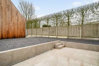 - Instapklare woning in de Oostrozebeeksestraat 50 in Ooigem<br />- Lichtrijke leefruimte met open keuken<br />- Handige berging<br />- Terras en privé-staanplaats<br />- 3 slaapkamers<br />- Grote zolder met vaste trap (mogelijkheid 4de slaapkamer)<br />- Badkamer met inloopdouche en wastafelmeubel<br />- 2 toiletten<br />- Vloerverwarming en warmtepomp/airco<br />- Zonnepanelen<br />- Regenwaterput van 10.000 liter<br />- Bijna-energie-neutraal<br />- Richtprijs: € 379.000