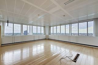 Hoogwaardige kantoorruimte van <strong>401m²</strong>  te huur in een toekomstgericht kantoorgebouw in Brussel.<br /><br />Gelegen op een absolute toplocatie, geniet deze site van een uitzonderlijke zichtbaarheid en een uitstekende bereikbaarheid via belangrijke verkeersassen. Dankzij de nabijheid van het openbaar vervoer zijn de stations Brussels-Luxembourg (10 min), Brussels-Central (15 min), Brussels-Midi (20 min) en Brussels-North (25 min) vlot bereikbaar.<br /><br />Dit kantoor combineert comfort, veiligheid en efficiëntie dankzij <strong>LED-verlichting</strong>, dubbele beglazing, toegangscontrole en een alarmsysteem, aangevuld met moderne vergaderfaciliteiten, lockers, douches, een stijlvolle vernieuwde lobbyreceptie en 9 liften. Bovendien beschikt het gebouw over een <strong>BREEAM In-Use Excellent-certificering</strong>, wat de focus op duurzaamheid, technologie en gebruikscomfort onderstreept.<br /><br />Gebruikers genieten bovendien van een uitgebreid aanbod aan faciliteiten, waaronder een fitnessruimte, de stijlvolle wine bar lounge L'Étiquette, Restaurant BON en een moderne coffee &amp; food zone.<br />Met in totaal<strong> 279 parkeerplaatsen</strong>, waarvan <strong>34 met laadpunten</strong>, en meer dan <strong>150 fietsparkeerplaatsen</strong>, is een optimale bereikbaarheid gegarandeerd.<br /><br />Contacteer<strong> PANORAMA B2B</strong> voor meer informatie of een vrijblijvend plaatsbezoek via <strong>0477 09 00 09</strong>.