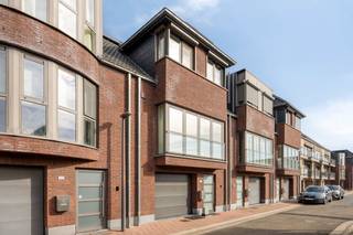 De eigendom wordt aangeboden via de Pre-sale formule. Op zaterdag 19/09/2026 tussen 10:00 en 13:00 kan u de woning op afspraak komen bezichtigen en een bod uitbrengen. De vermelde prijs is een instelprijs. Voor meer info, gelieve contact op te nemen met de dossierverantwoordelijke.<br /><br />De woning heeft een praktische indeling, ruime leefruimtes en een uitstekende energieprestatie met een ideale ligging op wandelafstand van het centrum van Londerzeel en dus goed gelegen qua mobiliteit met de oprit van de A12 (verbinding Antwerpen-Brussel-Mechelen) dichtbij en vlakbij het station van Londerzeel. Ook scholen en winkels liggen op wandelafstand. <br /><br />Deze eigendom beschikt over 3 volwaardige slaapkamers en biedt bovendien een uitzonderlijke troef: een zeer ruime inpandige garage met voldoende plaats voor wagen(s), fietsen en extra bergruimte. Aansluitend zijn er een praktisch bureau en een wasberging, ideaal voor wie comfortabel van thuis uit wil werken.<br /><br />De leefruimte geniet van een aangename connectie met de buitenomgeving. Er zijn maar liefst twee terrassen, waarvan één recent en praktisch werd overdekt. <br />Hierdoor kan je nog meer genieten van het buitenleven, ongeacht het weer.<br /><br />Met zonnepanelen, een laadpaal en een EPC-label A ben je verzekerd van een energiezuinige woning die helemaal mee is met de toekomst. Bovendien is de elektrische installatie conform.<br /><br />Waarom deze woning absoluut een bezoek waard is:<br />Bouwjaar 2009<br />Tweegevelwoning in uitstekende staat<br />3 slaapkamers<br />Zeer ruime inpandige garage + zolderruimte<br />Bureau en aparte wasberging<br />2 terrassen, waarvan één recent praktisch overdekt<br />Zonnepanelen (15 stuks: piekvermogen 5,73 kWp)<br />Thuisbatterij van 10 kWh<br />Laadpaal <br />Conforme elektrische installatie<br />Uitstekend EPC-label A<br />Perfect instapklaar<br />Bijzonder goed onderhouden<br />Gelegen op wandelafstand van het centrum van Londerzeel!<br />Een mooie buitenkans voor jonge koppels, gezinnen of iedereen die op zoek is naar een comfortabele en energiezuinige woning zonder grote werken.<br /><br />Kortom: een verzorgde, toekomstgerichte woning op een uitstekende locatie, waar je meteen je verhaal kan beginnen.<br /><br />Kom deze woning bezoeken tijdens het PRE SALE moment ! <br /><br />Voor meer info: olivia.laporte@dewaele.com 0499 46 93 34<br /><br />De eigendom wordt aangeboden via de Pre-sale formule. Op 19/09/2026 tussen 10:00 en 12:00 kan u het huis op afspraak komen bezichtigen en een bod uitbrengen. De vermelde prijs is een instelprijs. Voor meer info, gelieve contact op te nemen met de dossierverantwoordelijke.<br /><br />Bestuursmaatregelen in het maatregelenregister: nee