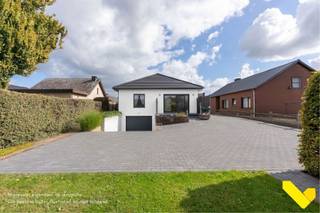 Ruime volledig onderkelderde gelijkvloerse woning.We betreden deze rustig gelegen gelijkvloerse woning langs de linkse zij-ingang, om uit te komen in...