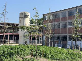 Bedrijvencampus "RE|CORE" , op de voormalige Recorsite. Deze locatie biedt een mix van kantoorruimtes, werkplaatsen en opslagfaciliteiten.CONTACT: catherine.colson@dewaele.com | 0473/85.10.04 Deze units zijn uitstekend gelegen, naast zowel de Grote Ring van Hasselt als de E313.Mogelijk om kantoorruimte te voorzien. De units worden CASCO opgeleverd. Ev. verdere afwerking/inrichting kan besproken worden met bouwheer. 2 privé-parkings zijn inbegrepen. (zie grond- en gevelplan, inplantingsplan, lastenboek, prijslijst, brochure in bijlage).Deze KMO-units zijn geschikt voor opslag, ateliers, showrooms, productieruimtes, ...... al dan niet gecombineerd met kantoorruimtes. Deze locatie biedt een mix van bedrijfsgebouwen, kantoorruimtes, werkplaatsen en opslag, aangevuld met ondersteunende diensten zoals experience ruimte, ateliers, horeca en sport. De units hebben een vrije hoogte van minstens 6 m en zijn uitgerust met een sectionale poort (min 4 m x 4,20 m), lichtstraat met rookluik, polybetonvloer (met een draagkracht van 1.000 kg/m²), branddetectie en warmtepomp. privé parking is inbegrepen. Er bestaat ook de mogelijkheid om zonnepanelen te plaatsen en aan te sluiten op het warmtenet. De bedrijfsunits zullen voldoen aan de geldende EPB-regelgeving voor industriële gebouwen.Verkoopprijs: 361.500,-EUR (excl btw)Kost aansluiting warmtenet: 4.743,-EUR (excl btw)Relevante documenten zijn beschikbaar op www.dewaele.com