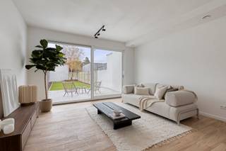 Deze totaalrenovatie, die aanvoelt als nieuwbouw, biedt modern wooncomfort, een doordachte indeling en een centrale ligging in Merksem. De...