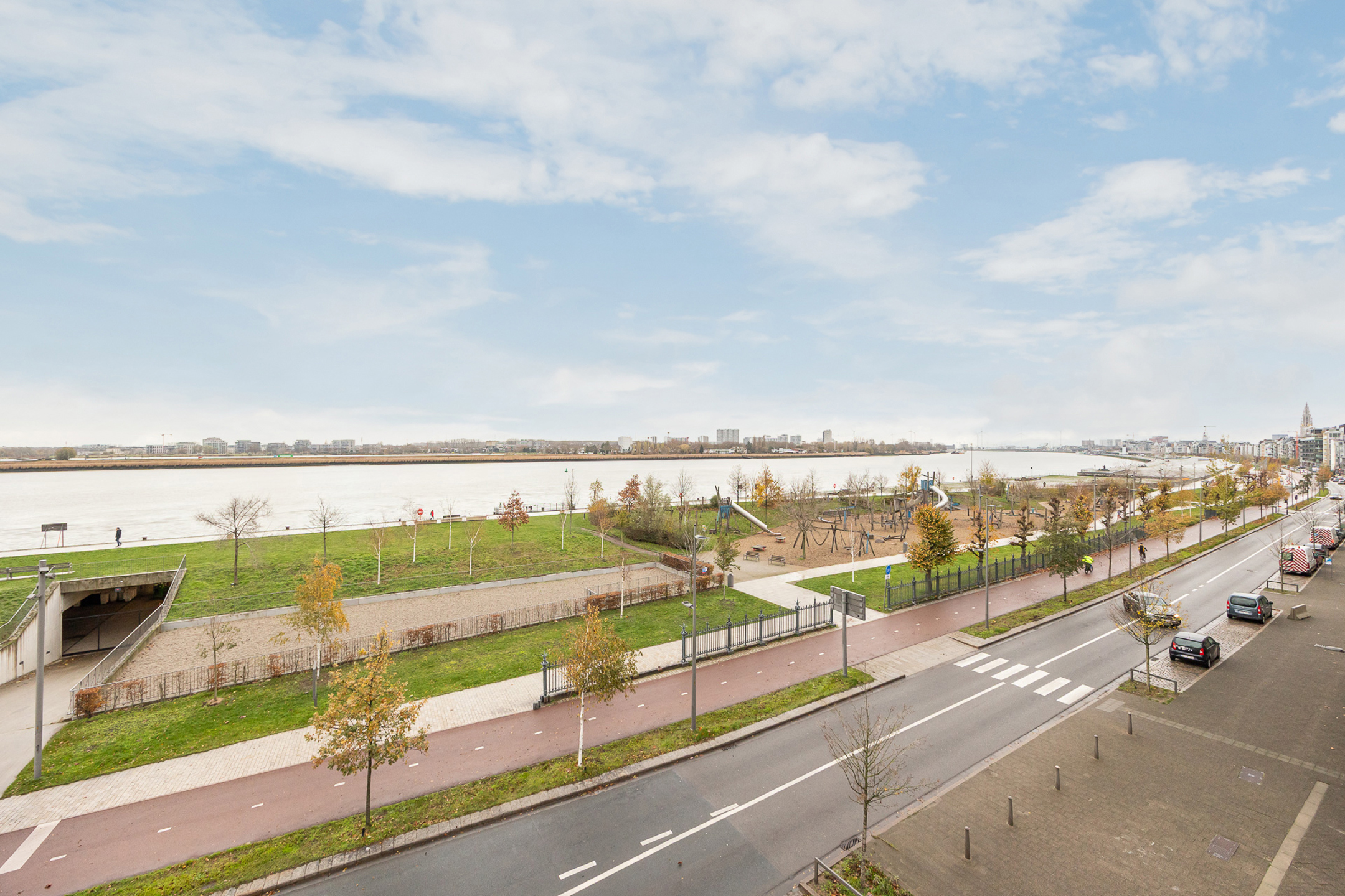 ANTWERPEN KAAIEN - Uniek herenhuis aan de Scheldekaaien - foto 1