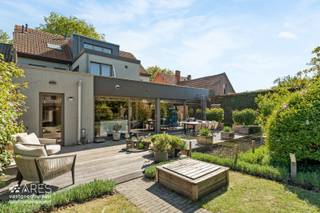 Zoekt u een woning die de ruimte van een woning combineert met het gemak van een appartement?Deze unieke eigendom, gelegen in een kleinschalig gebouw...