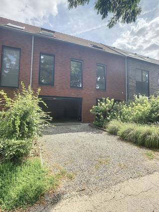 Nieuwbouw woning met 5 slaapkamers op toplocatie te Heverlee!<br /><br />Op slechts een boogscheut van de E40 en E314, Imec, UZ Gasthuisberg, KBC en Leuven is deze pas opgeleverde woning gelegen. Dankzij deze ligging vormt ze de ideale uitvalsbasis voor wie praktisch gelegen wil wonen, maar toch voldoende rust en groene omgeving wenst. <br /><br />Gelijkvloers bestaat de woning uit de inkomhal met apart toilet, berging en de enorme leefruimte met volledig geïnstalleerde keuken met kookeiland. Vanuit de leefruimte geniet u dankzij de grote raampartijen van het zich op het zuid-gerichte terras met tuin. <br /><br />Op de 1e verdieping bevinden zich de master bedroom, 2 slaapkamers, een bureau, een apart toilet en een badkamer met douche, dubbele lavabo en bad. De masterbedroom omvat een mooie ruimte voor een dressing en een privatief, zuid-gericht terras waar het heerlijk vertoeven is. <br /><br />De 2e verdieping biedt de huurder nog 2 ruime slaapkamers en berg-/zolderruimte. <br /><br />Deze woning is onmiddellijk beschikbaar, en leent zich uitstekend toe tot cohousing, mits verplichting van domicilie en waarbij alle bewoners/huurders werkend zijn. <br />Studenten zijn niet toegestaan.<br /><br />De huurprijs bedraagt € 2150/maand. Alle verbruik is individueel. <br />Het pand is onmiddellijk beschikbaar. <br /><br />Heeft u interesse in dit pand? <br />Vraag dan snel je bezoek aan via www.living-stone.be of stuur een mail naar charlotte.geyskens@living-stone.be !