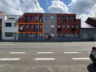 <p>Inschrijven voor het appartement kan via volgende link: https://shorturl.at/to3Ge</p><p> </p><p>Dit <strong>instapklare appartement</strong> is gelegen aan de <strong>Geraardsbergsesteenweg 87A bus 11 in Aalst</strong> en vormt een aangename thuis voor wie op zoek is naar hedendaags wooncomfort en een praktische indeling. Dankzij de lichtrijke ruimtes, moderne afwerking en het terras geniet u hier van een comfortabele woonomgeving. Met een <strong>bewoonbare oppervlakte van 80 m²</strong> beschikt het appartement over een inkomhal met <strong>afzonderlijk gastentoilet, twee slaapkamers</strong> en een badkamer met <strong>inloopdouche en dubbele lavabo</strong>. De lichtrijke leefruimte sluit mooi aan op de <strong>volledig geïnstalleerde open keuken</strong> en biedt toegang tot het <strong>terras</strong>, een fijne plek om bij mooi weer van de buitenlucht te genieten. Daarnaast is er een praktische berging die voor extra opbergmogelijkheden zorgt. Verder beschikt het appartement over een <strong>autostaanplaats in de ondergrondse parkeergarage</strong>. Ook op energetisch vlak is dit appartement een mooie troef: het beschikt over <strong>energielabel A met een energiescore van 67 kWh/(m² jaar)</strong>.</p><p> </p><p><strong>Huurprijs:</strong> €930/maand<br /><strong>Provisie gemeenschappelijke kosten:</strong> €80/maand<br /><strong>Beschikbaar vanaf 1 oktober 2026</strong></p>