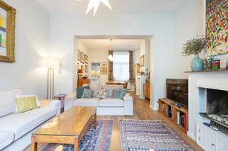 <p>Op wandelafstand van het Josaphatpark, in een gegeerde en rustige woonwijk van Schaarbeek, ontdekt u deze karaktervolle woning van ±222 m² met een prachtige gevel begroeid met groen.<br /><br />De woning combineert authentieke charme met hedendaags comfort dankzij haar hoge plafonds, originele moulures, massieve houten vloeren en de grondige renovatie die grotendeels in 2008 werd uitgevoerd.<br /><br />De lichtrijke leefruimte van ±30 m² met functionele open haard vormt het hart van de woning, aangevuld met een gezellige keuken en een aangenaam terras. Op het tuinniveau bevinden zich twee polyvalente ruimtes die ideaal zijn als bureau, speelkamer, tweede salon of onafhankelijke woonruimte dankzij het potentieel voor een extra keuken en badkamer.<br /><br />De woning beschikt verder over vier slaapkamers, twee badkamers, een zolder en verschillende buitenruimtes, waaronder een koer, terras en balkon. Het nabijgelegen Josaphatpark vormt een natuurlijke verlenging van uw leefomgeving. Conforme elektriciteit, recente Bosch condensatieketel, vernieuwd en geïsoleerd dak, dubbele beglazing, stedenbouwkundig in orde en EPC E.<br /><br />Een unieke gezinswoning met karakter, ruimte en tal van mogelijkheden.</p>
<p><u>Tuinniveau</u> :</p>
<ul>
<li>Veelzijdige ruimte van ±30 m² bestaande uit twee aaneengesloten kamers, momenteel ingericht als kantoren</li>
<li>Hal met diensttrap die rechtstreeks toegang geeft tot de keuken</li>
<li>Oude kolenkelder met behoud van de oorspronkelijke charme</li>
<li>Wasruimte die gerenoveerd moet worden, met potentieel voor inrichting als tweede keuken en/of badkamer</li>
<li>Privétuin van ±7,5 m²</li>
<li>Vloer volledig gerenoveerd en geïsoleerd tussen het tuinniveau en de begane grond</li>
</ul>
<p><u>1e tussenverdieping</u>: Toilet met wastafel &amp; terras van ±3,5 m²</p>
<p><span>Begane grond:</span></p>
<ul>
<li>Entreehal</li>
<li>Lichte woonkamer van ±30 m² met massief parket en functionele open haard</li>
<li>Ingerichte keuken met toegang tot de buitenruimtes</li>
</ul>
<p><u>1e verdieping</u>:</p>
<ul>
<li>Slaapkamer aan de voorzijde van ±15 m² met toegang tot het balkon van ±1,5 m²</li>
<li>Slaapkamer aan de achterzijde van ±13,5 m²</li>
<li>Badkamer van ±5 m² (bad, wastafel)</li>
</ul>
<p><u>2e tussenverdieping</u>: toilet met wastafel</p>
<p><u>2e verdieping</u>:</p>
<ul>
<li>Slaapkamer aan de voorzijde van ±15 m²</li>
<li>Slaapkamer aan de achterzijde van ±14 m²</li>
<li>Doucheruimte van ±5 m²</li>
<li>Toegang tot de zolder</li>
</ul>
<p><u>Zolder</u>: extra opslagruimte<br /><br /><span>Pluspunten:</span><br />• Karakteristieke woning in Schaerbeek met een bewoonbare oppervlakte van ±222 m²<br />• Prachtige, met groen begroeide voorgevel<br />• Authentieke charme: hoge plafonds, historische sierlijsten en massief houten parket<br />• Grondige renovatie uitgevoerd in 2008<br />• Uitstekende algemene staat van onderhoud<br /><br /><span>Technische kenmerken:</span><br />• Elektriciteit conform de voorschriften<br />• Recente Bosch-gascondensatieketel<br />• Houten kozijnen met dubbele beglazing<br />• Dak onlangs vernieuwd en geïsoleerd<br />• EPC E<br />• Stedenbouwkundig in orde<br /><br /><br /></p>