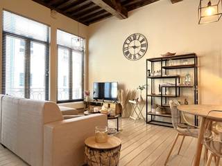 Surf naar www.abricasa.be en plan jouw verhuurafspraak in samen met onze digitale assistente Alice!Prachtig triplex appartement met 2 slaapkamers en terras! Zeer centraal gelegen vind je dit prachtig triplex appartement van 97m². Via de trap kom je op de eerste verdieping in de ruime en lichtrijke leefruimte waar de authentieke elementen bewaard zijn. De open keuken is volledig geïnstalleerd met o.a. vaatwasmachine, oven, microgolfoven, ijskast...Op de tweede verdieping kan je de zeer fijne slaapkamer van 33m² vinden. Alsook de badkamer met douche en lavabomeubel, het toilet bevinden zich op de tweede verdieping. Op de derde verdieping vind je de tweede slaapkamer met uitzicht op het prachtig terras van 14m². Verder zal je beschikken over de lamellen, wasmachine en droogkast. Je zal de enige bewoner zijn in dit gebouw aangezien het gelijkvloers bestemd is voor handel. - NIET GEMEUBELD- EPC: 358 kWh/m² UC: 0001527459 - Maandelijkse kosten: geen- Huurwaarborg:4.050- euro (3 maanden huur)- Beschikbaar: 01/08/2026- Type contract: Bepaalde duur (1 jaar) nadien verlengbaarAdres: Steenhouwersvest 2 - 2000 ANTWERPENWens je jouw huis, appartement, bouwgrond of opbrengsteigendom te verkopen? Op zoek naar een vastgoedmakelaar voor de verhuur of het beheer van jouw eigendom(men)? Abricasa staat voor een persoonlijke én actieve vastgoedbegeleiding van A tot Z! Bel ons voor een vrijblijvende afspraak op 03 259 04 04 of spring binnen op ons kantoor te Kasteelstraat 58 - 2000 Antwerpen!