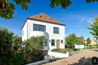 Exclusively for sale – Refined villa in Duinbergen<br /><br />Ideally located in the sought-after area of Duinbergen, just a short walk from the beach, this stylishly renovated villa combines character, elegance and contemporary comfort.<br /><br />The grand entrance hall with cloakroom and guest toilet leads into the bright living areas. A refined lounge with fireplace connects seamlessly to the dining room and the open-plan designer kitchen. Expansive windows bring in abundant natural light and create a direct connection to the garden.<br /><br />On the first floor, the master suite features a walk-in dressing and a luxurious bathroom, complemented by two additional bedrooms, each with built-in wardrobes and private shower room. The second floor is designed as an exceptional suite with freestanding bath, walk-in shower and separate toilet – a true private retreat.<br /><br />The basement level surprises with a stylish bar, a spacious laundry area and an integrated garage. Additional parking is available at the front of the property.<br /><br />The landscaped garden with multiple sun-drenched terraces offers a serene and private outdoor living experience.<br /><br />Equipped with a heat pump, home automation system, air conditioning and other modern technologies, this villa ensures ultimate comfort.<br /><br />EPC: 106 kWh/m² – UC: 3648068<br /><br />A rare opportunity on a prime location in Duinbergen, where every detail is perfectly executed.