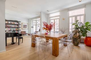 <p><strong>Met gepaste trots stellen wij u deze 2 gekoppelde herenwoningen voor op een absolute toplocatie. Genesteld in het hart van de stad, midden in het shopping district en dus heerlijk centraal vinden we deze prachtige herenwoningen die door de huidige eigenaar stijlvol verbonden werden om leef comfort op het hoogste niveau te bieden. Er werd gekozen voor een grondige renovatie die klassieke elementen naadloos combineert met hedendaags luxueus wonen. </strong></p>
<p><strong>De enorme gecombineerde bewoonbare oppervlakte en 2 aparte inkomdeuren bieden tal van mogelijkheden naar combinatie van wonen/werken/genieten. </strong></p>
<p><strong>Op de gelijkvloerse verdieping vinden we enerzijds in het linkse deel een aantal praktische ruimtes zoals een fietsenberging, gastentoilet en wasruimte. Achteraan bevind zich een wellness gedeelte met sauna en gym. In het rechtse deel is er een mooie kantoorruimte/atelier die apart betreden kan worden en dus ook mogelijk is als praktijk voor een vrij beroep. Hierachter vinden we ook nog een keuken terug. </strong></p>
<p><strong>Op de eerste verdieping werden beide panden open getrokken om een royale leefruimte te creëren met open keuken. Een gashaard verbind het leefgedeelte met een cosy tv ruimte. Heerlijk cocoonen hier op een koude winterdag maar evengoed de place to be op een warme zomerdag want het terras is rechtstreeks toegankelijk via de leefruimte. Een zalige buitenruimte midden in de stad maar toch een oase van rust. </strong></p>
<p><strong>In beide woningen bevinden zich op de tweede verdieping een master met inbouwkasten en een ensuite badkamer. </strong></p>
<p><strong>Op de derde en hoogste verdiepingen bevinden zich nog verschillende slaapkamers en badkamers. </strong></p>
<p><strong>Ondergronds tenslotte is er nog een ruime kelder en er zijn ook zonnepanelen aanwezig. </strong></p>
<p><strong>Dit unieke pand is een absolute aanrader om te bezoeken. </strong></p>
<p><strong>Voor meer info of een bezoek ter plaatse kan u, ook buiten de kantooruren en tijdens het weekend, contact opnemen met Vincent op 0475/210086 of vincent@reds.be </strong></p>