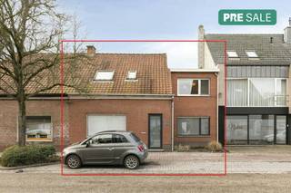 Le salon (31 m²) avec poêle est équipé d'un parquet en blocs.La cuisine spacieuse (15 m²) est équipée d'un évier double, d'un four, d'une cuisinière...