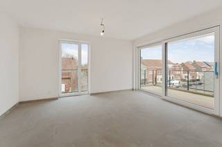 Studio 2.2 bevindt zich op de 2e verdieping van Residentie Lavadero en beschikt over 1 ruime slaapkamer.<br />Bezoek het modelappartement en verhuis of verhuur bij akte! De studio is een ideale investering!<br /><br />Bij het ontwerp van dit <strong>kleinschalig project</strong> werd ook goed nagedacht over de inplanting van de appartementen om te genieten van <strong>maximale lichtinval</strong>. <br />De <strong>gemeenschappelijke binnentuin</strong> is een kleine groene oase. <br /><br />Het appartementsgebouw bestaat uit slechts <strong>4 bouwlagen</strong>.<br />Het gelijkvloerse gedeelte werd voorbehouden voor garages, overdekte parkeerplaatsen, fietsenstalling, gemeenschappelijke ruimtes voor technieken en berging. De appartementen zelf zijn gesitueerd op het <strong>eerste tem derde verdiep</strong> waardoor <strong>inkijk minimaal</strong> is en je in alle rust kunt genieten. <br /><br /><span>Voor een </span><strong>bezoek aan het ingerichte modelappartement</strong><span><span><span><span><span><span><span><span><span> neem je </span></span></span></span></span></span></span></span></span><strong>contact </strong><span><span><span><span><span><span><span><span><span>op met </span></span></span></span></span></span></span></span></span><strong>Fries </strong><span><span><span><span><span><span><span><span><span>van '</span></span></span></span></span></span></span></span></span><span><strong><span><span>MijnHabitat</span></span></strong></span><span><span><span><span><span><span><span><span><span><span>' via </span></span></span></span></span></span></span></span></span></span><span><strong><span><span>fries@mijnhabitat.be</span></span></strong></span><span><span><span><span><span><span><span><span><span><span> of </span></span></span></span></span></span></span></span></span><strong>0476 05 94 63</strong> </span><br /><br /><span>De vermelde prijzen zijn exclusief registratierechten (12%) en exclusief BTW (21%)</span><br />