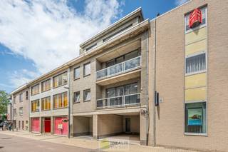 <strong>IDEALIS VASTGOED - PRACHTIG GERENOVEERD GELIJKVLOERSAPPARTEMENT MET STADSTUIN IN HARTJE HAMONT! Dit uiterst ruime appartement van het bouwjaar 1974 omvat maar liefst 128m² netto bewoonbare oppervlakte met een ruime woonkamer, open keuken, 2 slaapkamers, badkamer, een fijne stadstuin, kelder en overdekte parkeerplaats. Zeer geschikt voor kandidaten op zoek naar een gerenoveerd en extra ruim appartement, instapklaar en gelegen middenin het stadscentrum van Hamont!<br /><br />LIGGING: </strong><br />Dit appartement is gelegen in van de stadskern van Hamont (deelgemeente Hamont-Achel). Vanuit het appartement heeft u binnen enkele passen toegang tot openbaar vervoer, horeca en grote winkelketens. Het appartement bevindt zich in een rustige straat en is tevens gelegen op enkele kilometers van de Nederlandse grens.<br /><br /><strong>INDELING: </strong><br /><strong>Gelijkvloerse verdieping: </strong><br />- Private inkomhal – toilet – slaapkamer 1 – berging/wasplaats – badkamer voorzien van ruimte inloopdouche – slaapkamer 2 – ruime en lichtrijke woonkamer met open keuken – trap naar kelder<br /><strong>Kelder:</strong><br />- Ruime kelder<strong> </strong>(mogelijks tot bureel of extra slaapkamer) -<br /><br /><strong>Tuin: </strong><br />- Stadstuin van +- 140m²! -<br /><br /><strong>EXTRA TROEVEN:</strong><br />- Praktische indeling<br />- Ruime woonkamer<br />- Zonnig appartement!<br />- Instapklaar!<br />- Overdekte autostaanplaats<br />- Gegeerde locatie: middenin van het centrum van Hamont, alsook op een steenworp van de Nederlandse grens<br /><br />EPC: 177kWh/(m²jaar) - certificaatcode: 20201125-0002343797-RES-1<br /><br /><strong>Stedenbouwkundige Inlichtingen:</strong><br />Bouwvergunning - Woongebied - Geen dagvaarding - Geen voorkooprecht – Verkavelingsvoorschriften<br /><br /><strong>O-peil:</strong> Niet overstromingsgevoelig<br /><br />Asbestattest: Asbestveilig<br /><br /><strong>Benieuwd naar dit knappe appartement? Ons IDEALIS Team geeft U met plezier en steeds vrijblijvend de nodige informatie via e-mail, ter plaatse of op ons kantoor te Pelt.<br />Wenst U advies omtrent uw eigen woning? Graag plannen wij vrijblijvend met U een afspraak in om onze expertise met U te delen, steeds tot Uw dienst!!<br />Neem contact op met IDEALIS VASTGOED op 011/515 565 of mail naar info@idealisvastgoed.be!</strong><br />