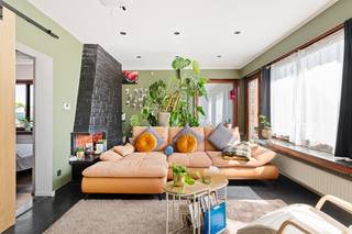 Dit ruim duplexappartement is rustig gelegen in een doodlopend straatje, in het centrum van het gezellige polderdorpje Zandvliet. Winkels, scholen en openbaar vervoer bevinden zich allemaal in de nabije omgeving. U komt het appartement binnen via een centrale inkomhal, die de verschillende ruimtes met elkaar verbindt. Het appartement beschikt over een lichtrijke woonkamer met aansluitend de bijzonder ruime, open keuken. Verder bevindt zich op deze verdieping nog een slaapkamer, gerenoveerde badkamer met inloopdouche, wastafel en toilet en een praktische wasplaats. Op de tweede verdieping van het appartement bevinden zich nog twee slaapkamers, waarvan één momenteel is ingericht als bureau. Hiernaast is er ook nog een zolderruimte aanwezig die naar eigen wens afgewerkt kan worden. Er zijn geen gemeenschappelijke kosten. Het appartement beschikt over een individuele HR-verwarmingsketel, water- en elektriciteitsmeter (bevinden zich in de kelder).