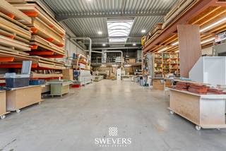 Voor meer info en foto’s, surf naar www.swevers.be – Aan de Lochtemanweg 96/6 in Heusden-Zolder vindt u deze ruime KMO-unit uit 2020, gelegen in een gevestigde en vlot bereikbare bedrijvenzone. Het pand wordt verkocht onder het stelsel van registratierechten en biedt een bruikbare vloeroppervlakte van 385 m² op het gelijkvloers, aangevuld met circa 126 m² stockageruimte op de verdieping. De unit staat op een perceel van 10 are 24 ca en ligt aan de zijkant van het bedrijvenproject. Hierdoor is er rondom extra ruimte voor parkeren, laden en lossen en het manoeuvreren met bedrijfsvoertuigen. De hal is 12,90 meter breed en 29,90 meter diep en wordt momenteel hoofdzakelijk gebruikt als open werkruimte. Een sectionale poort van 5 meter breed zorgt voor een vlotte toegang. Aan de rechterzijde zijn reeds voorzieningen aanwezig voor een aparte kantoorruimte, waaronder een eigen toegangsdeur, ramen en sanitair. Zo kunnen werkplaats, opslag en administratie eenvoudig gecombineerd worden. Ook technisch is de unit sterk uitgerust met 60 zonnepanelen, vloerverwarming en camerabewaking. De autosnelwegen bevinden zich op circa 5 kilometer, wat zorgt voor een goede bereikbaarheid voor klanten, medewerkers en leveranciers. Een veelzijdige bedrijfsruimte met veel oppervlakte, praktische voorzieningen en ruimte voor verdere inrichting en groei. Voor meer informatie, bel 011 255 155.