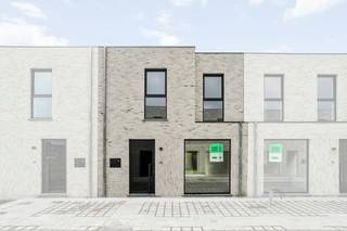 Ontdek deze prachtige nieuwbouwwoning (BEN) in een rustige wijk in Beveren-Leie / Waregem / West-Vlaanderen. Perfect voor gezinnen die op zoek zijn naar comfort en stijl.<br /><br />Indeling: Inkom met ingemaakte kasten, gastentoilet, leefruimte met open keuken voorzien van alle moderne gemakken en bergruimte met technieken. Buiten een ruime tuin met tuinberging en poortje. Op de eerste verdieping kan u drie slaapkamers vinden telkens afgewerkt met ingemaakte kasten, een ruime badkamer met inloopdouche, een apart toilet en een berging. Naast de woningen is ook parkeerplaats voorzien. Waterverzachter aanwezig.<br /><br />Geniet van een moderne levensstijl in een rustige buurt met veel groen. Plan vandaag nog een bezichtiging per email! <br /><br />