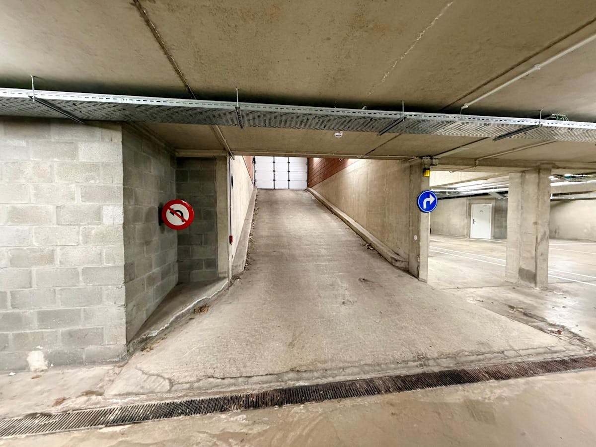 TE HUUR: Ondergrondse autostaanplaats in Hasselt centrum - foto 3