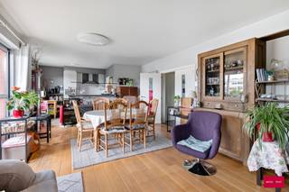 Ruim Instapklaar appartement met 2slpk.

Bent u op zoek naar een moderne, comfortabele, woonplek in een uitermate verzorgde residentie? Dit ruim appartement combineert praktische indeling met aangenaam wooncomfort.
Bij het binnenkomen betreden we de ruime inkomhal, die toegang geeft tot een lichtrijke leefruimte met open keuken, uitgerust met alle nodige toestellen en berging. Verder zijn er twee slaapkamers, een badkamer met douche en een apart toilet aanwezig.

Het terras vormt een absolute meerwaarde: een fijne plek om buiten te ontspannen of gezellig te genieten van de zon.

Extra praktisch de autostaanplaats en de lift die het gebouw bijzonder toegankelijk maken.

Met een EPC-label B (108 kWh) kiest u voor een energiezuinig appartement die garant staat voor lagere energiekosten.
De garagestaanplaats is verplicht bij aan te kopen voor €20.000.

Dit appartement biedt een combinatie van ruimte, licht en duurzaamheid, gelegen in een rustige en verzorgde buurt met alle voorzieningen op wandelafstand.

*oppervlakte zijn indicatief


