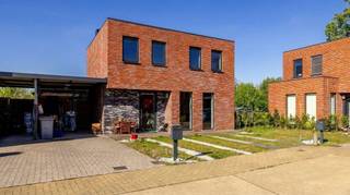 <p><strong>Moderne, energiezuinige woning met 3 slpks in rustige doodlopende straat te Balen</strong></p>
<p>Deze moderne en recent gebouwde woning in <strong>Balen</strong> combineert hedendaags wooncomfort met een praktische indeling en een rustige ligging. Dankzij het bouwjaar <strong>2021</strong>, de verzorgde afwerking en de uitstekende <strong>EPC-score A</strong> is dit een instapklare woning voor wie op zoek is naar energiezuinig en comfortabel wonen.</p>
<p><u>Gelijkvloers</u>:</p>
<p>Bij het betreden van de woning kom je binnen in een <strong>zeer ruime inkomhal</strong> met gastentoilet. Vanuit deze inkomhal is er toegang tot het gastentoilet en tot de lichtrijke leefruimte.</p>
<p>De <strong>leefruimte</strong> heeft een oppervlakte van circa <strong>41 m²</strong> en sluit mooi aan op de ingerichte eetkeuken. Deze keuken is voorzien van een <strong>granieten werkblad </strong>met elektrische kookplaat, Amerikaanse koelkast, afwasmachine en een praktisch <strong>eiland om aan te kokkerellen. </strong> Dankzij de grote schuifraam is er vanuit de keuken rechtstreeks toegang tot de tuin <strong>met vrij uitzicht op weilanden en bossen!</strong></p>
<p><u>Verdieping</u>:</p>
<p>Op de bovenverdieping bevinden zich <strong>3 ruime slaapkamers</strong> en een centrale badkamer. De badkamer is uitgerust met een <strong>douche</strong>, een <strong>dubbele wastafel</strong> en een tweede toilet. Ook hier is ruimte voor het stallen van wasmachine en droogkast.</p>
<p>De woning beschikt over een totale bewoonbare oppervlakte van ongeveer <strong>132 m²</strong> bruto en wordt verwarmd op gas. Buiten geniet je van een <strong>volledig omheinde tuin</strong>, ideaal voor kinderen of huisdieren. De woning is gelegen in een <strong>doodlopende straat</strong>, wat zorgt voor extra rust en veiligheid. Daarnaast is er een mooie straatbreedte van ongeveer <strong>11 meter</strong> en beschikt de woning over een <strong>carport grenzend aan de woning met toegang naar een technische ruimte/berging. </strong></p>
<p><strong><u>Troeven van deze woning</u></strong></p>
<ul>
<li>Bouwjaar 2021</li>
<li>Energiezuinig met EPC-label A</li>
<li>Moderne afwerking</li>
<li>3 ruime slaapkamers</li>
<li>Lichtrijke leefruimte van circa 41 m²</li>
<li>Ingerichte eetkeuken kookeiland</li>
<li>Badkamer met douche, dubbele wastafel en toilet</li>
<li>Zeer ruime inkomhal met gastentoilet</li>
<li>Volledig omheinde tuin met prachtig vrij zicht!</li>
<li>Carport aan de woning</li>
<li>Rustige ligging in een doodlopende straat</li>
<li>Ideaal voor gezinnen met kinderen</li>
<li>Bewoonbare oppervlakte van circa 132 m² bruto</li>
</ul>
<p>Deze woning is ideaal voor wie op zoek is naar een <strong>moderne, energiezuinige en instapklare gezinswoning</strong> op een rustige locatie in Balen.</p>